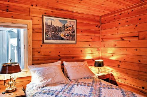 Newport Cabin with Lakefront Private Porch and Grill! in Sandpoint (ID)