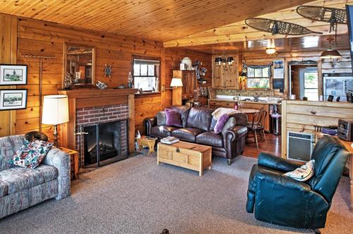 Newport Cabin with Lakefront Private Porch and Grill! in Sandpoint (ID)