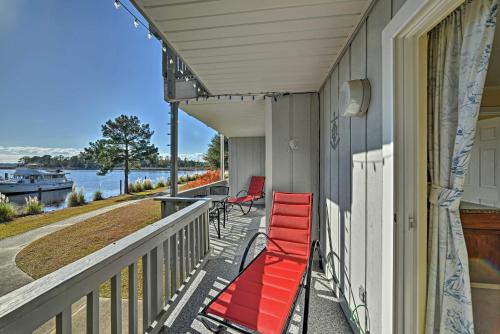 . New Bern Condo on Marina with Community Pool and More!