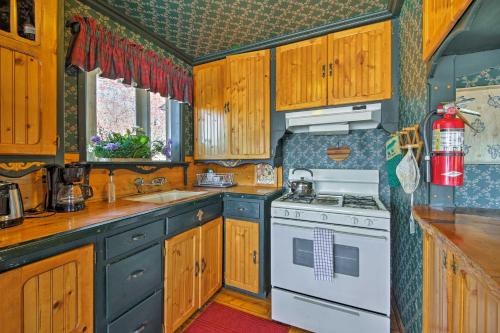Cozy Fawnskin Cabin with Deck and Views, Walk to Lake! in Fawnskin, USA