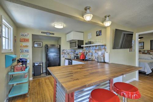 . Winslow Apartment with Jacuzzi, Deck and Grill Access!