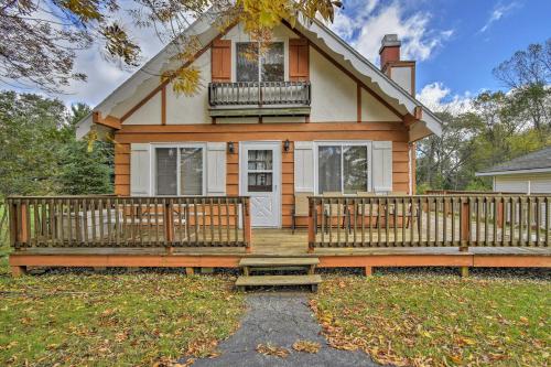 . Walk to Green Lake & Beach: Cozy Cabin w/ Deck
