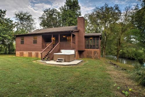 B&B Ooltewah - Creekfront Cabin Near Chattanooga with Hot Tub! - Bed and Breakfast Ooltewah