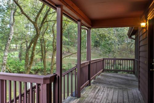 Creekfront Cabin Near Chattanooga with Hot Tub!