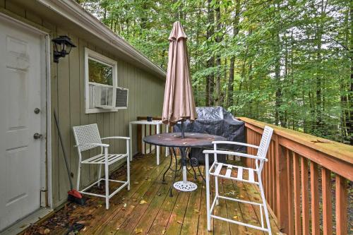 Cozy Arrowhead Lake Home with Sunroom and Pool Access! in Pocono Lake, USA