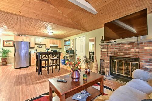 Cozy Arrowhead Lake Home with Sunroom and Pool Access! in Pocono Lake, USA