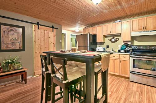 Cozy Arrowhead Lake Home with Sunroom and Pool Access! in Pocono Lake, USA