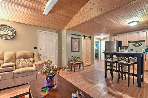 Cozy Arrowhead Lake Home with Sunroom and Pool Access! in Pocono Lake, USA