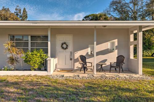 Englewood Townhome with Yard - 2 miles to Beach! in Englewood (FL)