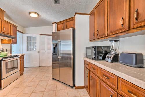 Lovely Updated Home with Community Amenities and Lanai! in Леди Лэйк (Флорида)