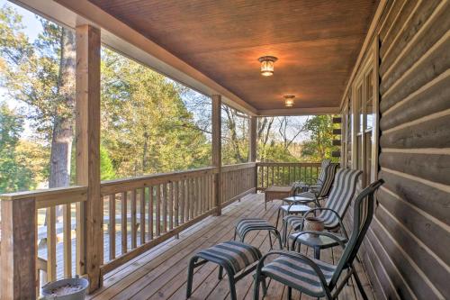 Scottsboro Cabin with Fire Pit and Stocked Pond Access in Guntersville (AL)