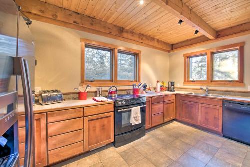 Cabin with Hot Tub - 14 Miles to Leavenworth! - image 6