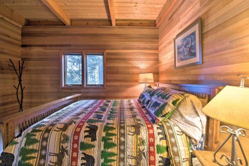 Cabin with Hot Tub - 14 Miles to Leavenworth!