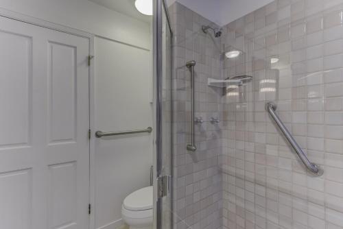 Hilton House home - image 8