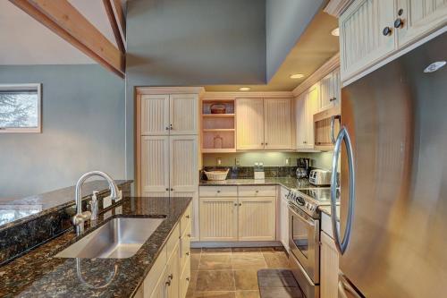 Mountain Luxury Townhome-Ski in out & Wood Burning Fireplace - image 3