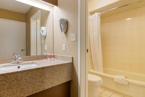 Family Suite with One Queen Bed, Two  Single Beds and Sofa Bed - Non/Smoking