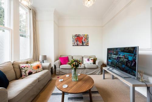 Heart Of Ealing Apartment With Garden