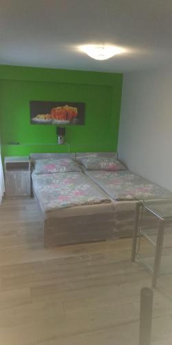 2 twin beds