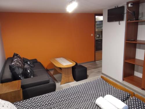 2 twin beds, 1 sofa bed