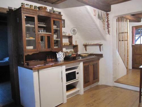 廚房, Cottage on Hill in 下斯圖比察