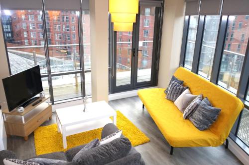 Leeds Elegant Penthouse 2 Bed 2 Bath & Free Parking, , West Yorkshire