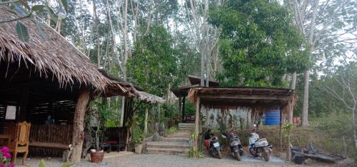 Dahla Lanta Hut in Klong Tob Beach