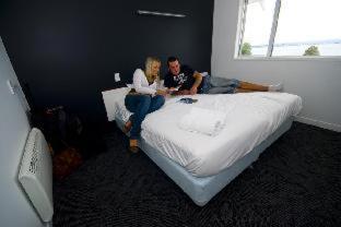 Based by the Lake, Taupo (photo 4)