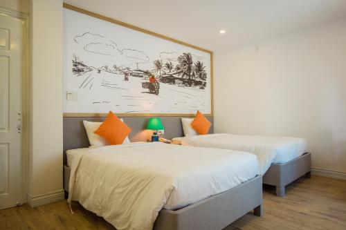 Superior Twin Room image 5