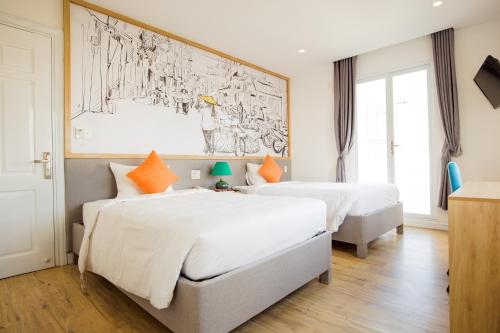 Deluxe Twin Room with Balcony image 3