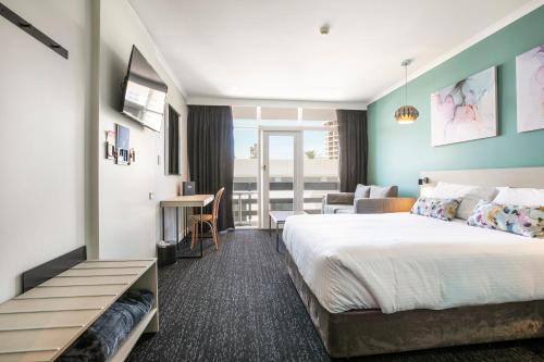 Nightcap at Watermark Glenelg The 3.5-star Watermark Hotel Glenelg offers comfort and convenience whether youre on business or holiday in Adelaide. The hotel has everything you need for a comfortable stay. All the necessary facil