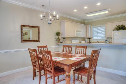 Magnolia Pointe 204-4879 Condo