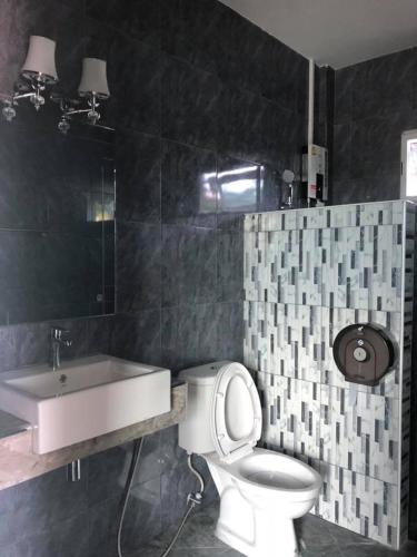 Bathroom, Relax Resort in Banphot Phisai