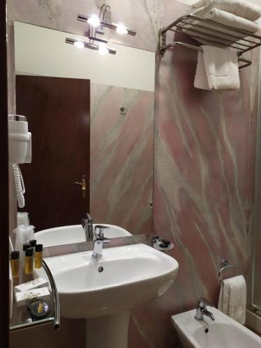 Deluxe Single Room with Balcony image 3