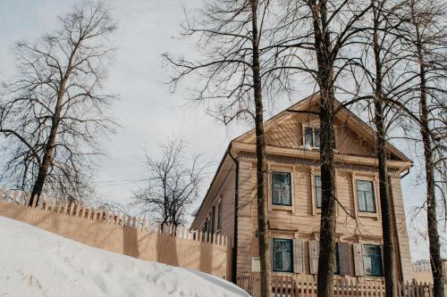 Апартаменты в деревянном особняке XIX века, центр города, своя парковка