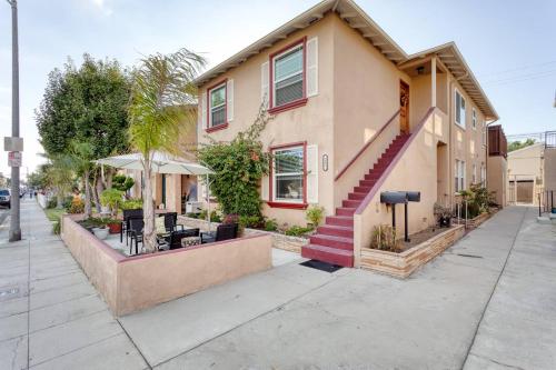 New Belmont Shore Retreat with free Parking Walk to Beaches in Long Beach, USA