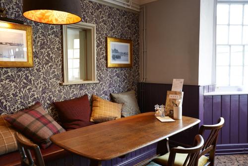 Red Lion Hotel by Greene King Inns - image 8