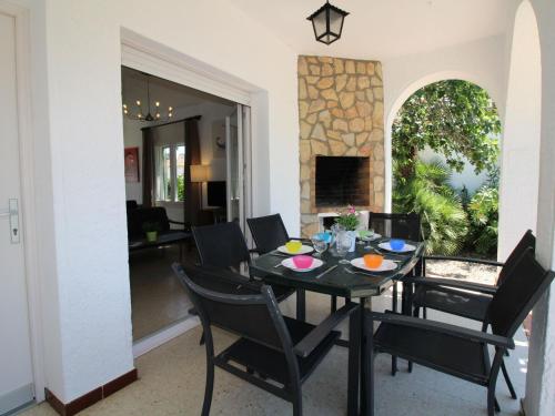 House with outdoor studio in quiet sector of Empuriabrava