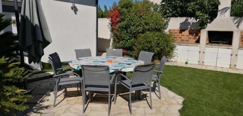 Villa Ancolie climatisée avec piscine chauffée de mai à septembre (Villa Ancolie climatisee avec piscine chauffee de mai a septembre) in Magalas
