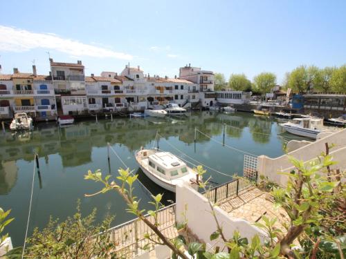Cozy Holiday Home in Empuriabrava with Terrace