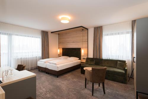 1 queen bed, 1 sofa bed