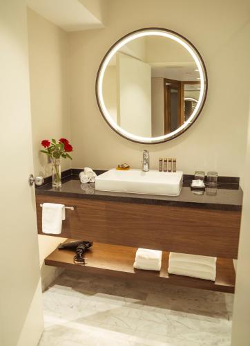 Deluxe Double Room with Two Double Beds image 2