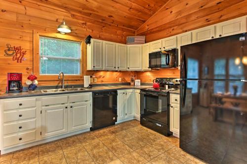 Quiet American Dream Smoky Mtn Cabin with Hot Tub! - image 4