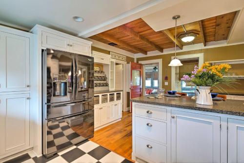 Charming Historic Home with Bridal Suite and Sunroom!