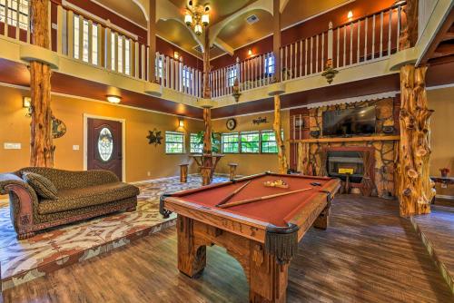 Spacious Conroe Home with Foosball and Pool Table! in Conroe, USA