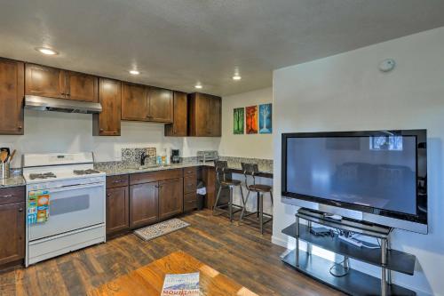 Secluded Flagstaff Apt on 4 Acres with Spacious Deck - image 5