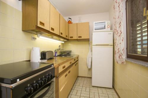 ห้องครัว, Apartman Laurus Malinska in ราดิชิ