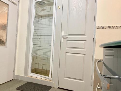 Fürdőszoba, Maison de campagne Chez Trabou et Loulou 20 min de La Rochelle in Aigrefeuille-d'Aunis