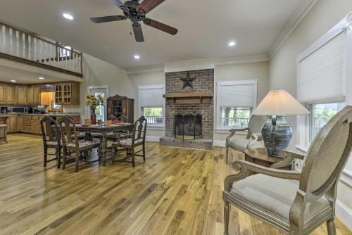 Remodeled Pittsboro Farmhouse Sitting on 220 Acres in Pittsboro, Vereinigte Staaten von Amerika