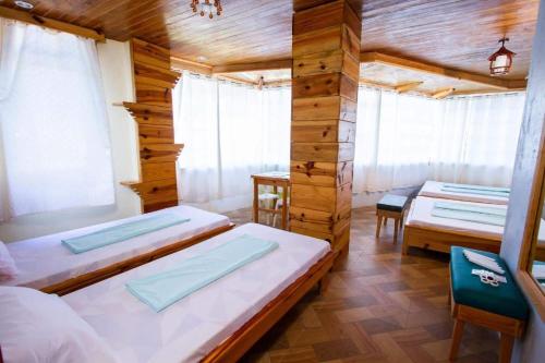 4 queen beds