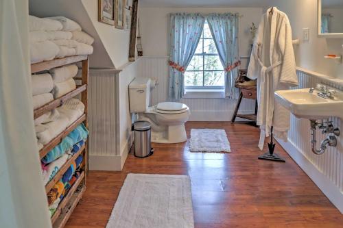 Dainty New Preston Cottage with Dock and Lake Views! in New Preston, USA